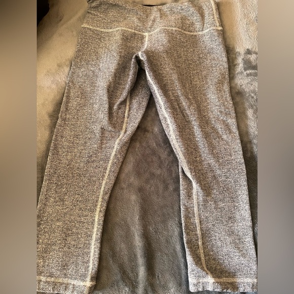 Lululemon crop leggings size 6 - Picture 1 of 6